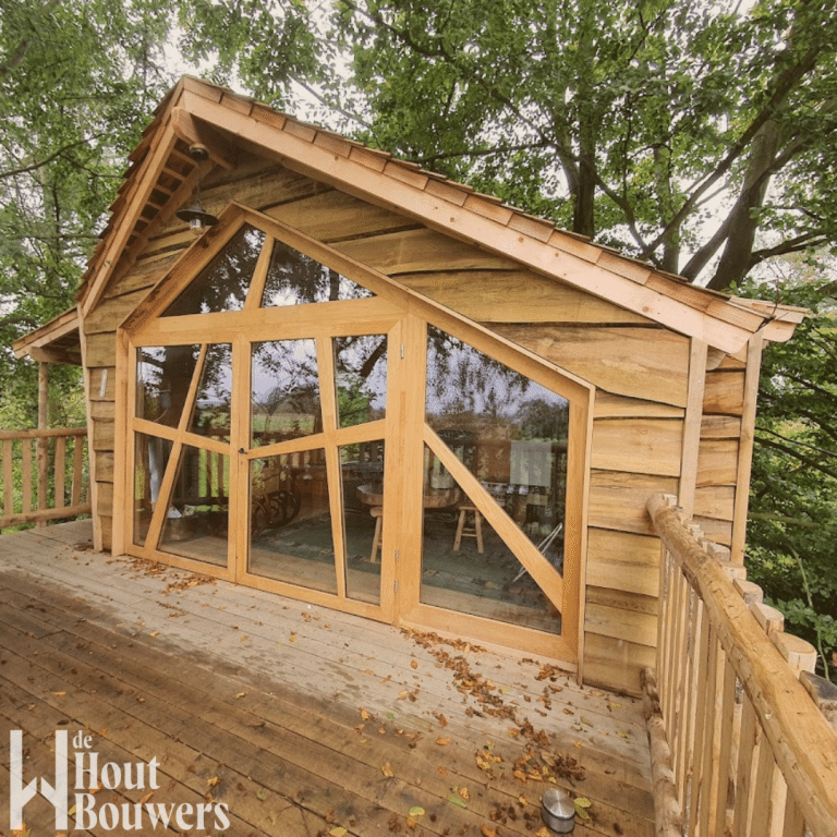 Boomhut tussen de bomen met prachtig uitzicht door groot glaspartij in Linden