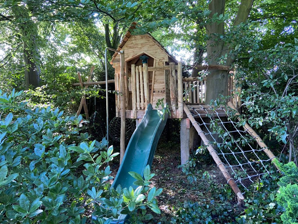 Speelhut met schuifaf laten bouwen