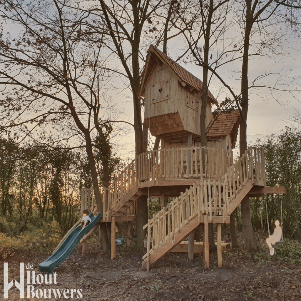 Speelhut in Boechout van kastanje met glijbaan en schommel