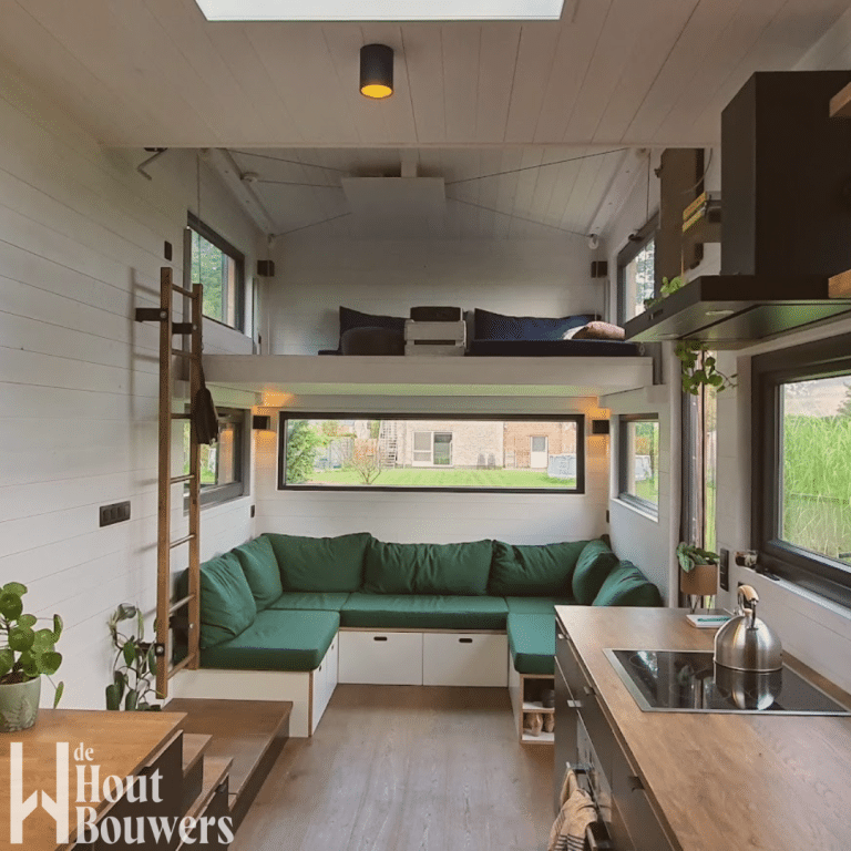 Woonkamer met twee zitruimtes in Tiny house in Wijgmaal