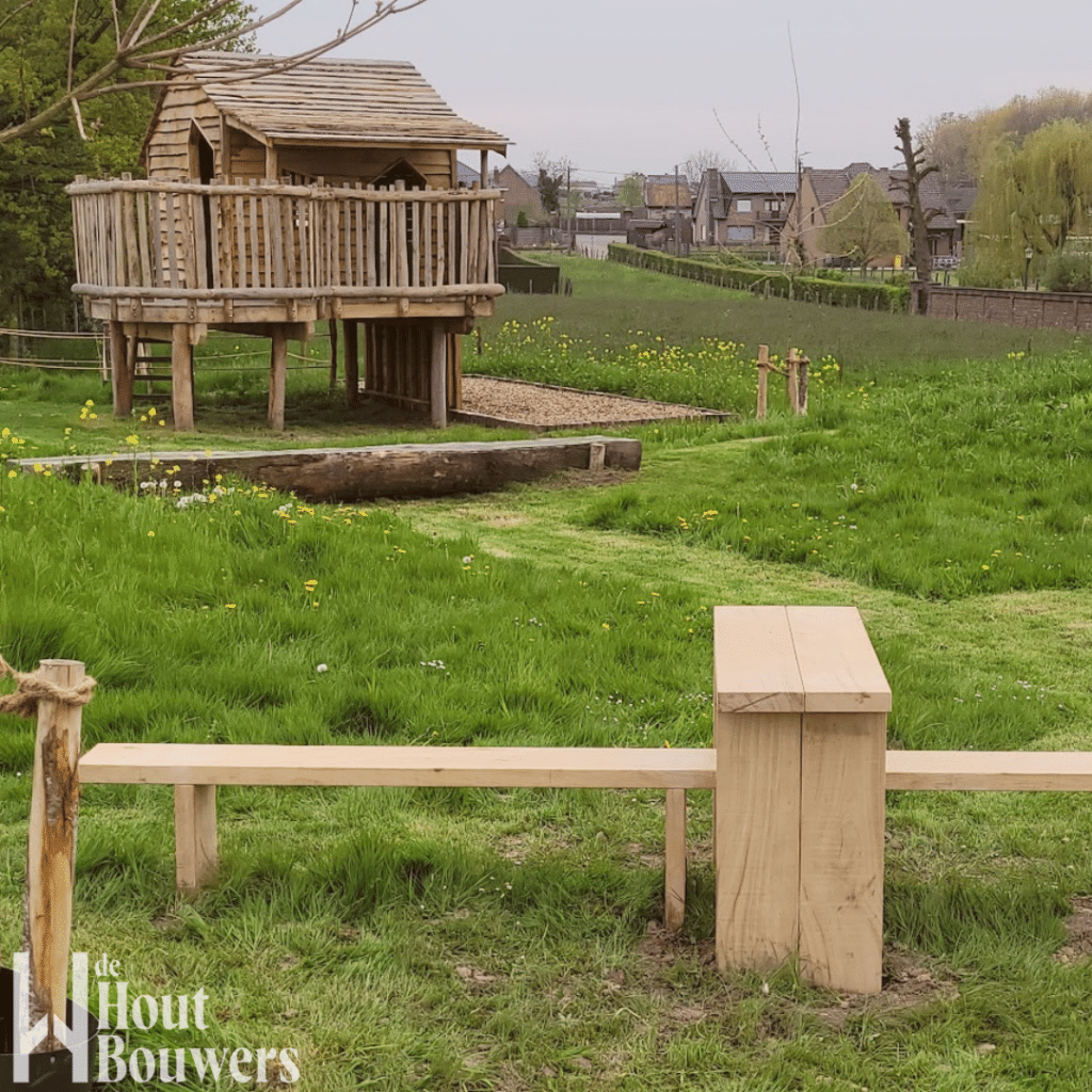 Bank en boomhut in het Vruenpark in Waanrode