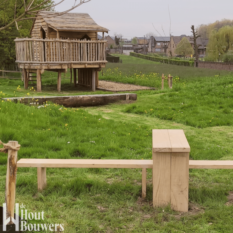 Bank en boomhut in het Vruenpark in Waanrode