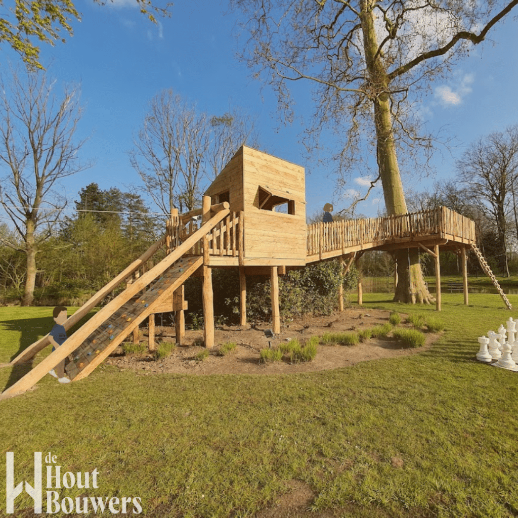 Boomhut in kastanje in Kontich met hut en platfrom