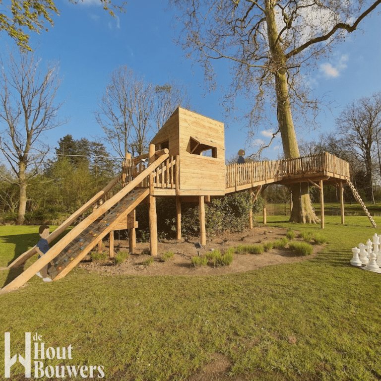 Boomhut in kastanje in Kontich met hut en platfrom