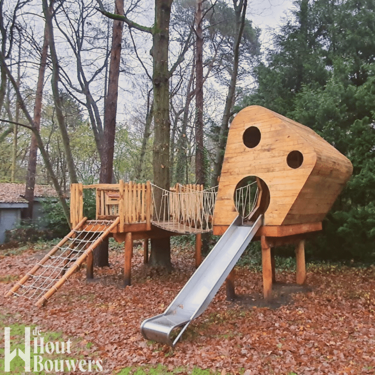 Speelse boomhut in kastanje in Schoten met klimnet en glijbaan